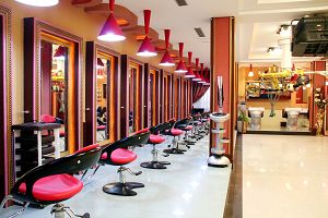 唐山牛燕美容美發(fā)設(shè)計(jì)培訓(xùn)學(xué)校怎么樣？現(xiàn)在美容美發(fā)行業(yè)發(fā)展怎么樣？