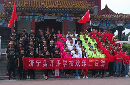 在濟(jì)寧學(xué)服裝設(shè)計(jì)專(zhuān)業(yè)選哪個(gè)學(xué)校？   