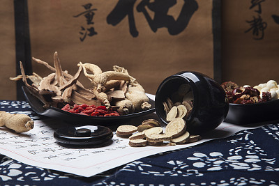 哪些中藥能夠清熱去火？山東醫(yī)藥技師學(xué)院幫你“降降溫”