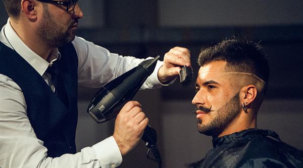 在唐山想成為資深發(fā)型師去哪里學(xué)？