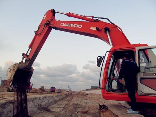 想學(xué)最好的挖掘機(jī)技術(shù)，就到濟(jì)南駿大挖掘機(jī)培訓(xùn)學(xué)校