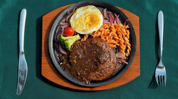 如何做出可媲美五星酒店餐廳出品的牛排？青島滿天星來(lái)教你！