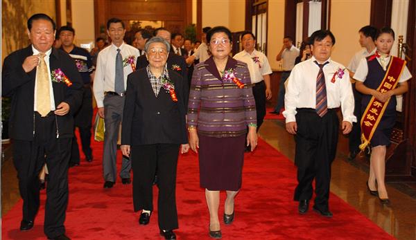 全國政協(xié)副主席錢正英（左一）、十五屆中央委員顧秀蓮（左三）、國務(wù)院扶貧主任，政協(xié)常委胡富國（左一）、北方汽車專修學(xué)校曹振峰董事長（右一）在人民大會堂共同出席北方學(xué)校七千萬扶貧工程